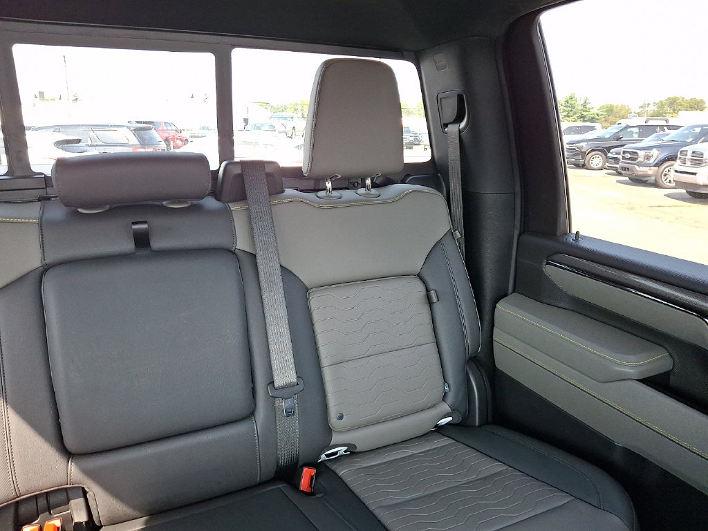 Used 2025 Chevrolet Silverado 2500 ZR2 w/ Technology Package AWD/4WD image 21