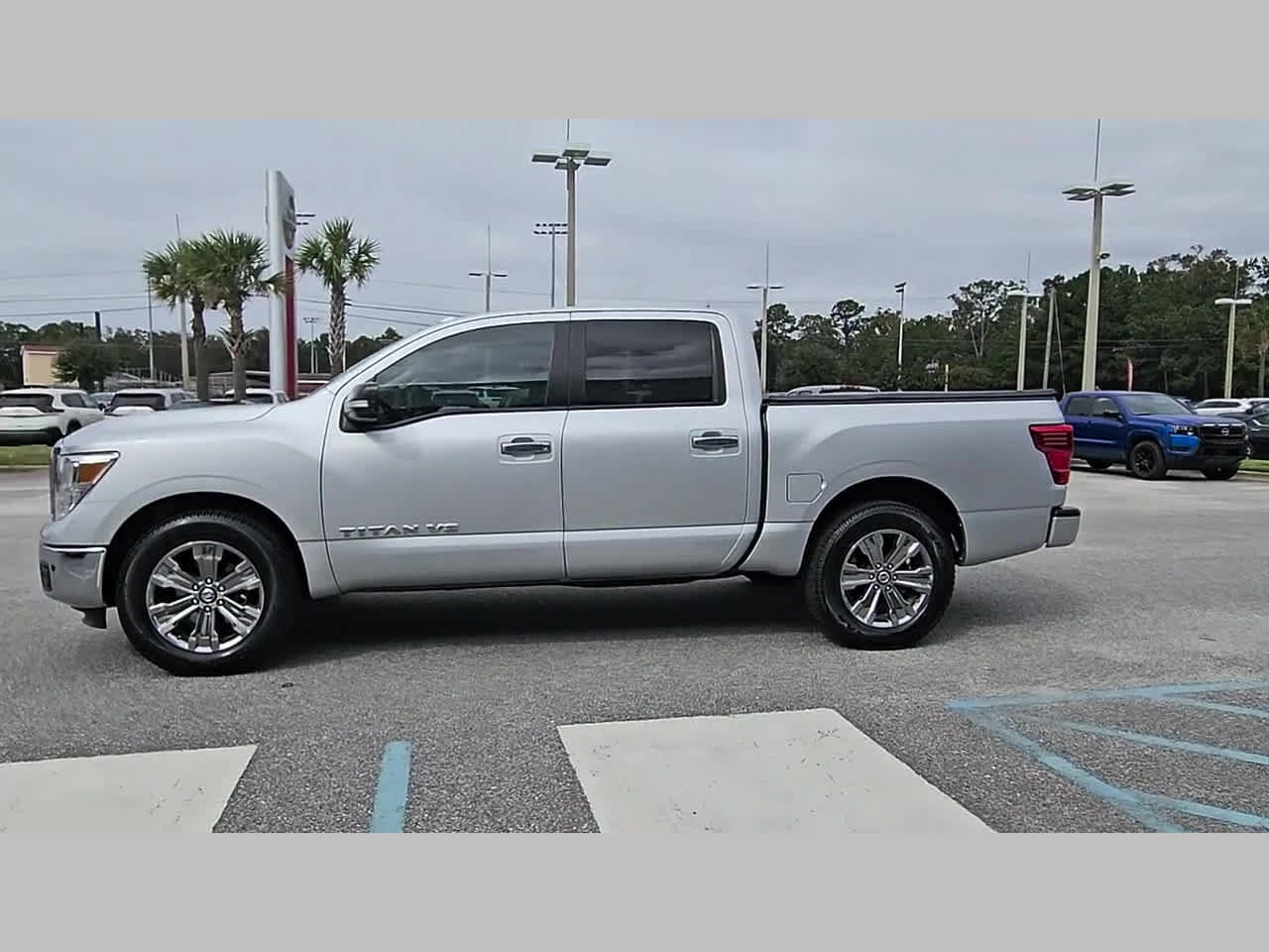 Used 2018 Nissan Titan SV w/ SV Convenience Package RWD image 26