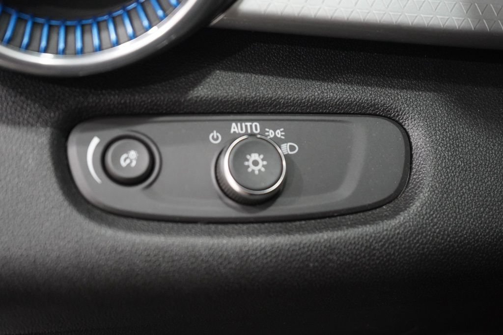 Used 2025 Chevrolet Trax LT FWD image 19