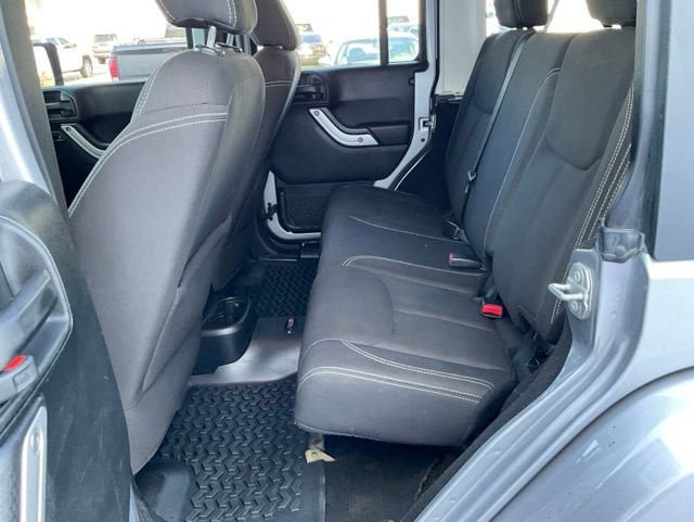 Used 2017 Jeep Wrangler Unlimited Sahara w/ Connectivity Group AWD/4WD image 21