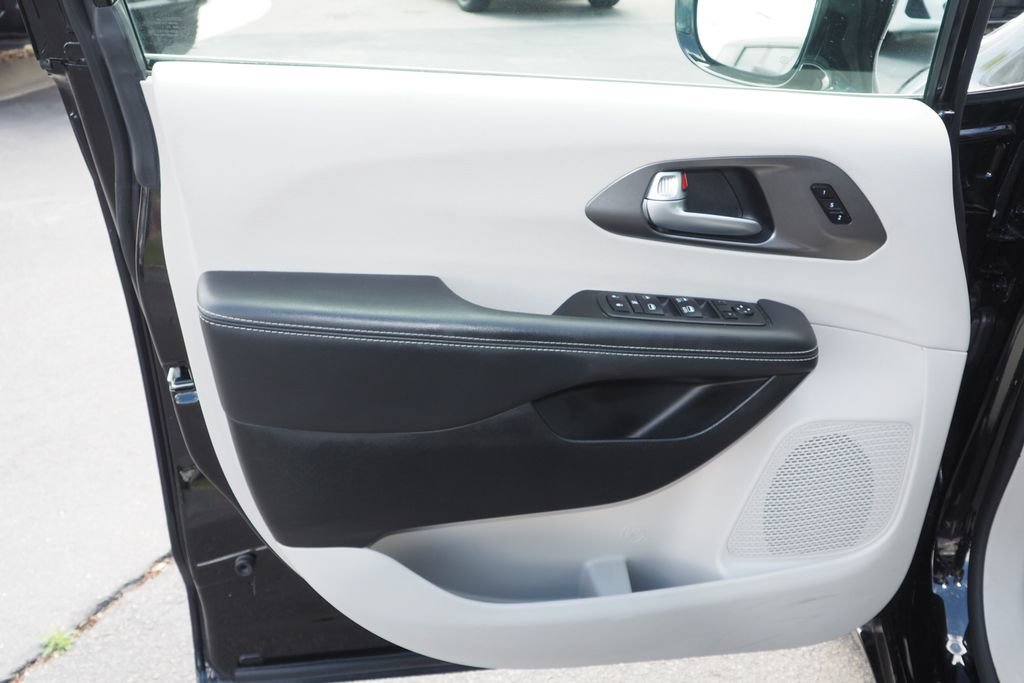 Used 2024 Chrysler Pacifica Touring-L FWD image 14