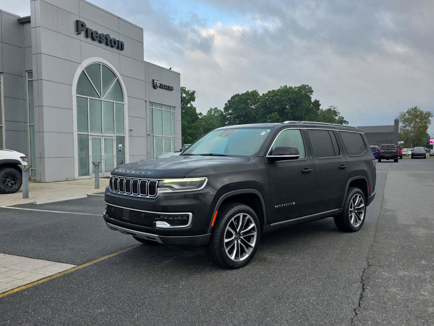 Used 2022 Jeep Wagoneer Series III w/ Premium Group I AWD/4WD image 1