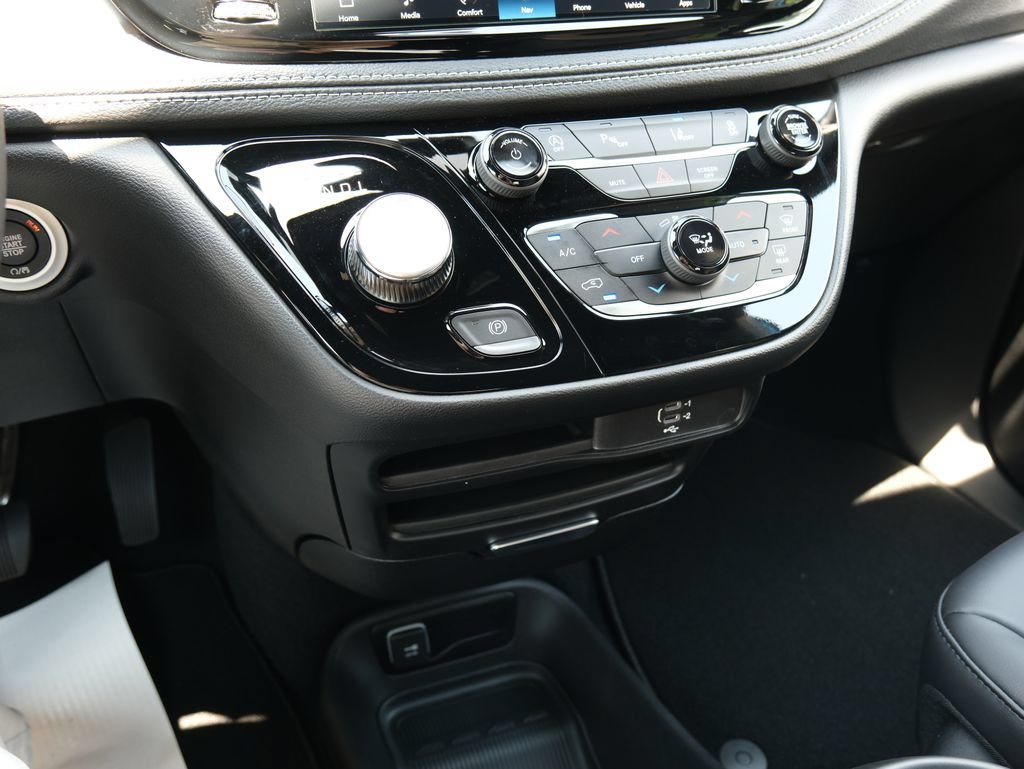 New 2027 Chrysler Pacifica Select w/ Family Tech Group FWD image 23