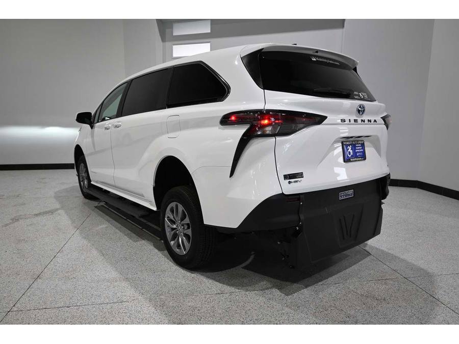 New 2025 Toyota Sienna LE image 8