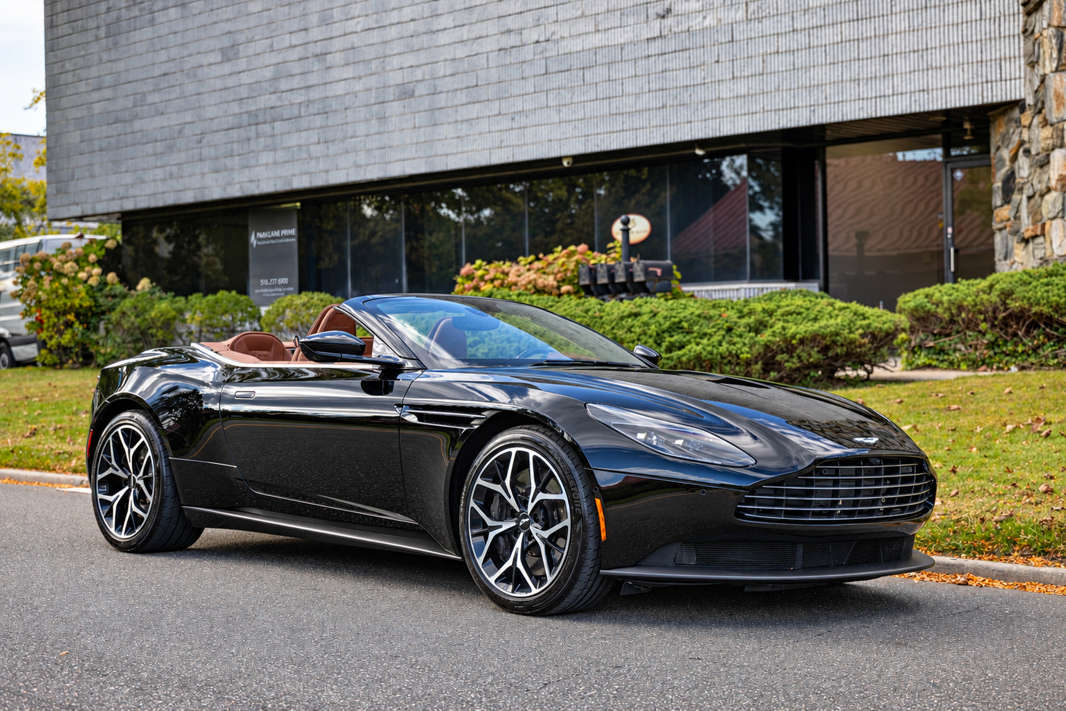 Used 2019 Aston Martin DB11 Volante RWD image 3