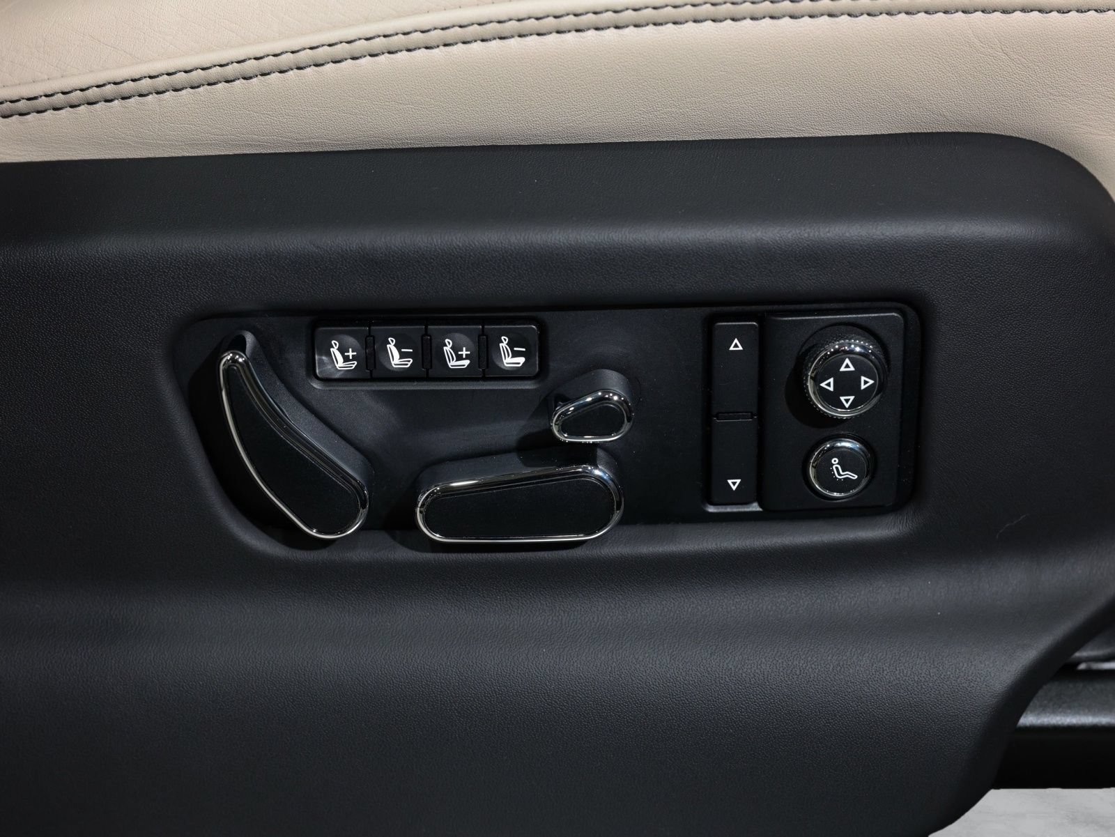 Used 2021 Bentley Bentayga w/ First Edition Specification AWD/4WD image 55