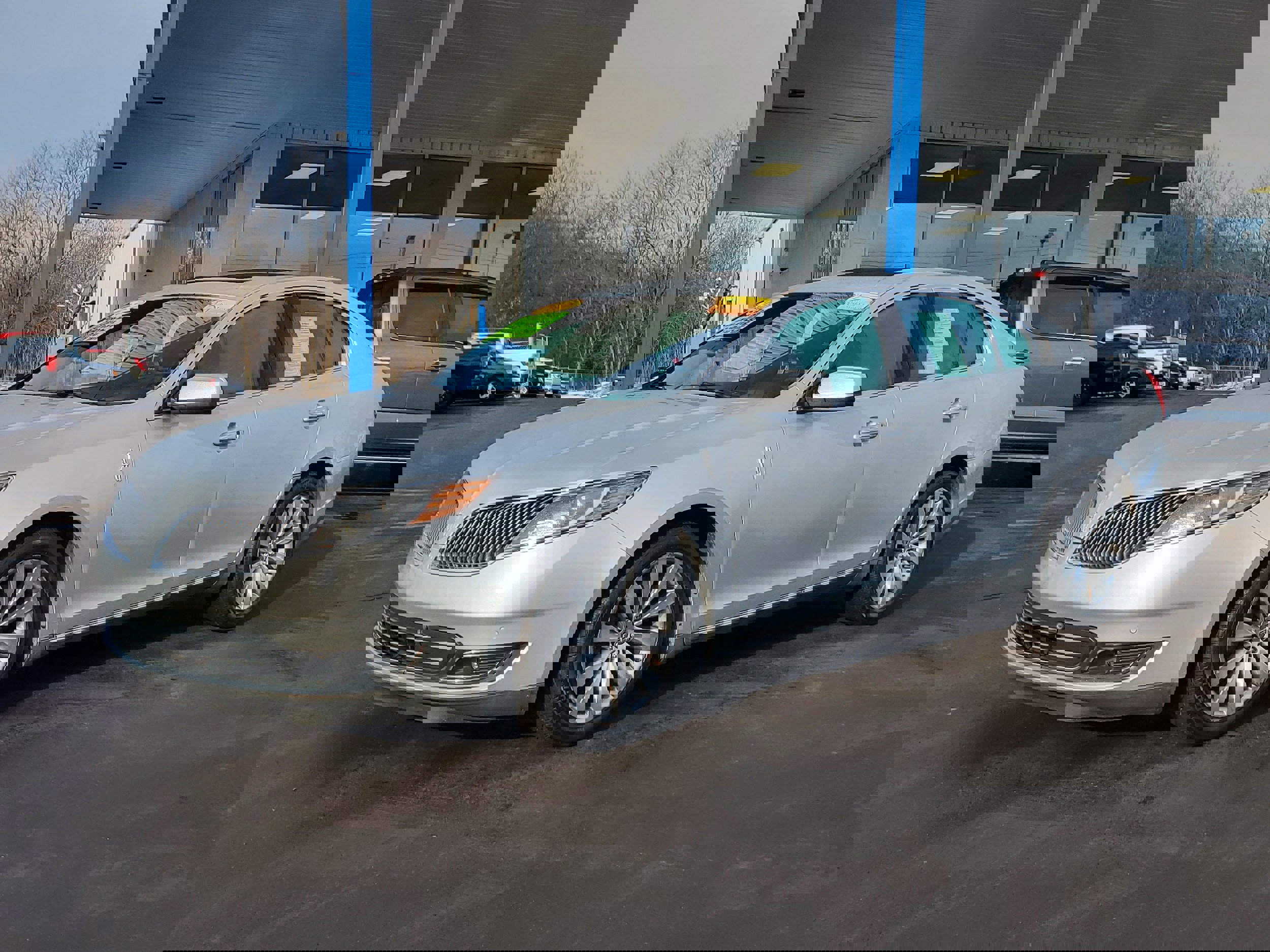 Used 2016 Lincoln MKS image 2