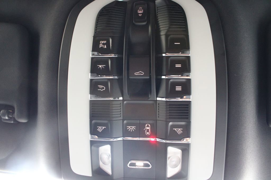 Used 2022 Porsche Macan image 26