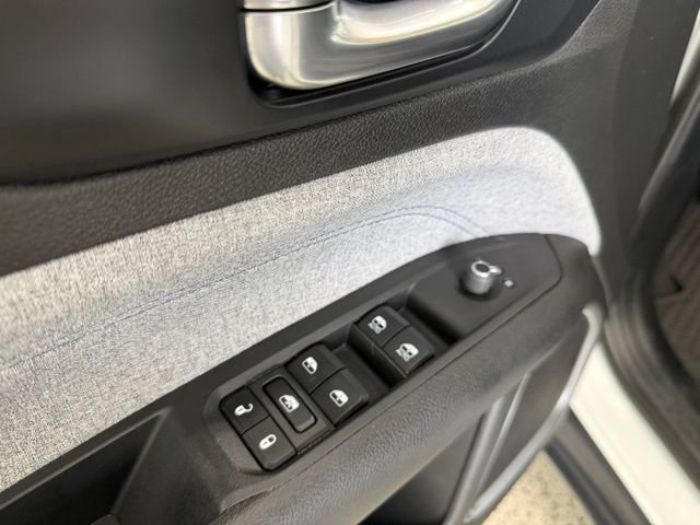 Used 2024 Jeep Compass Latitude w/ Convenience Group AWD/4WD image 9