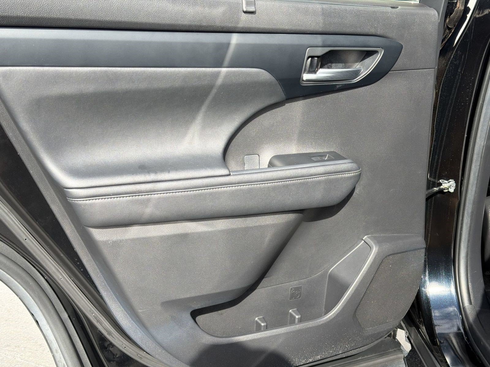 Used 2023 Toyota Highlander XLE FWD image 29