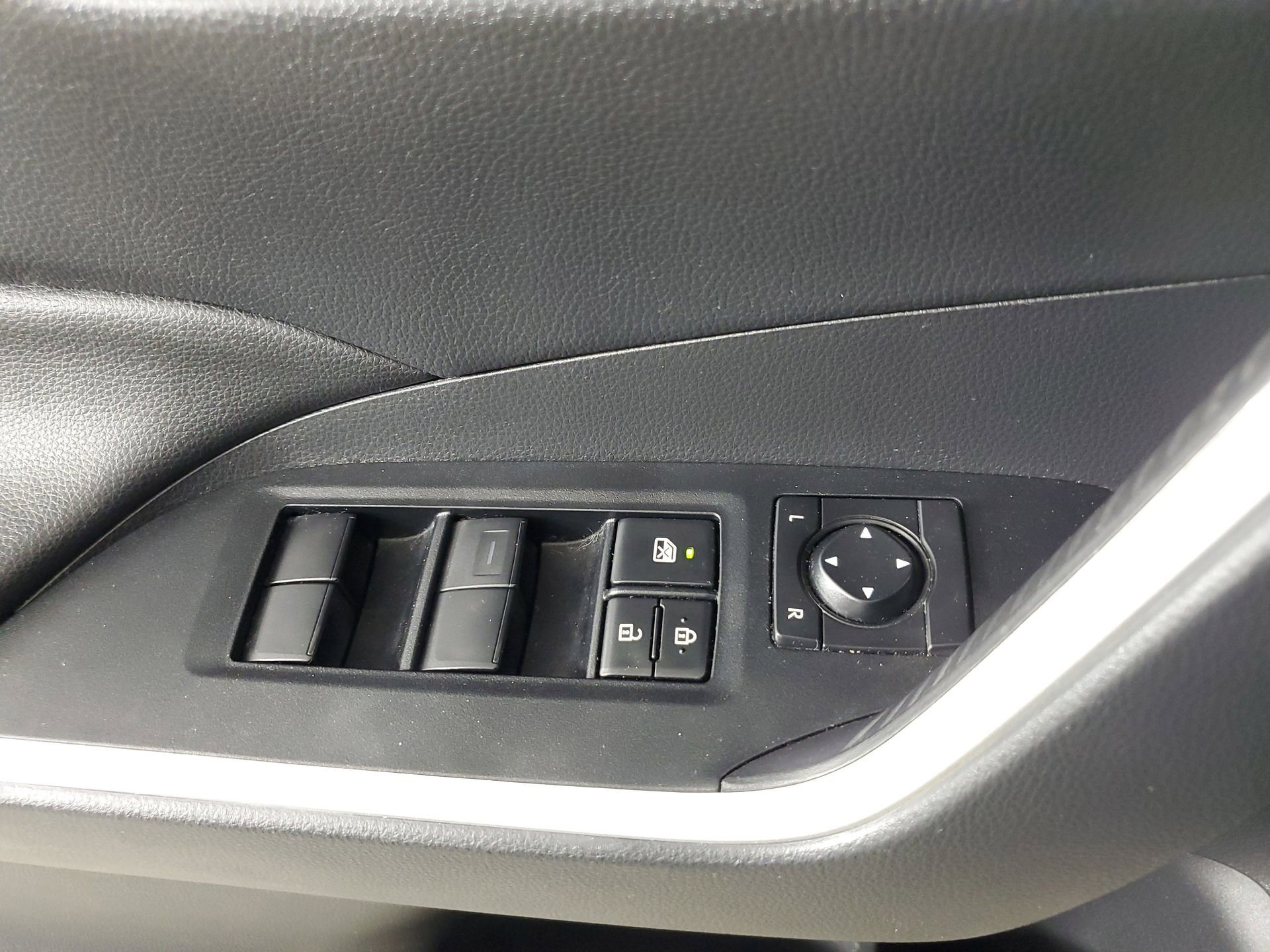 Used 2021 Toyota RAV4 XLE w/ Convenience Package image 30