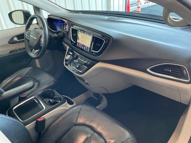 Used 2018 Chrysler Pacifica Touring-L Plus FWD image 21