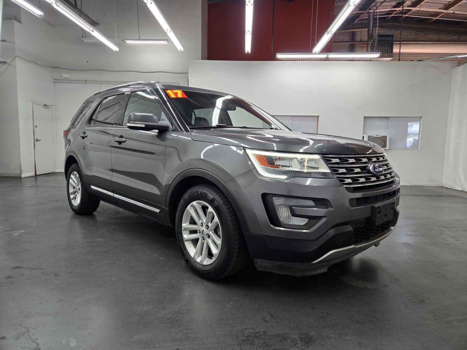 Used 2017 Ford Explorer XLT w/ Equipment Group 202A FWD image 4