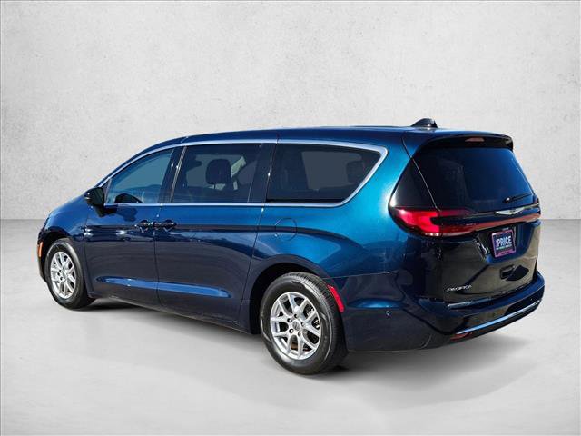 Used 2023 Chrysler Pacifica Touring-L image 7