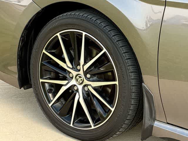 Used 2021 Toyota Camry SE w/ Convenience Package FWD image 9