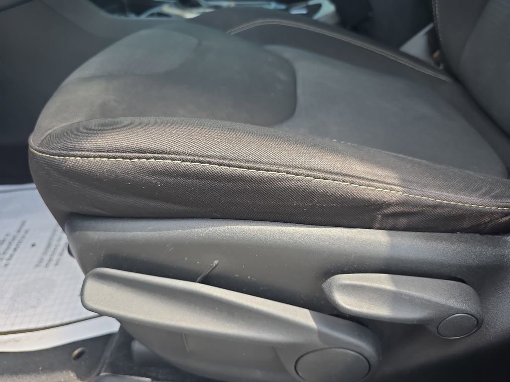 Used 2015 Jeep Cherokee Latitude FWD image 25