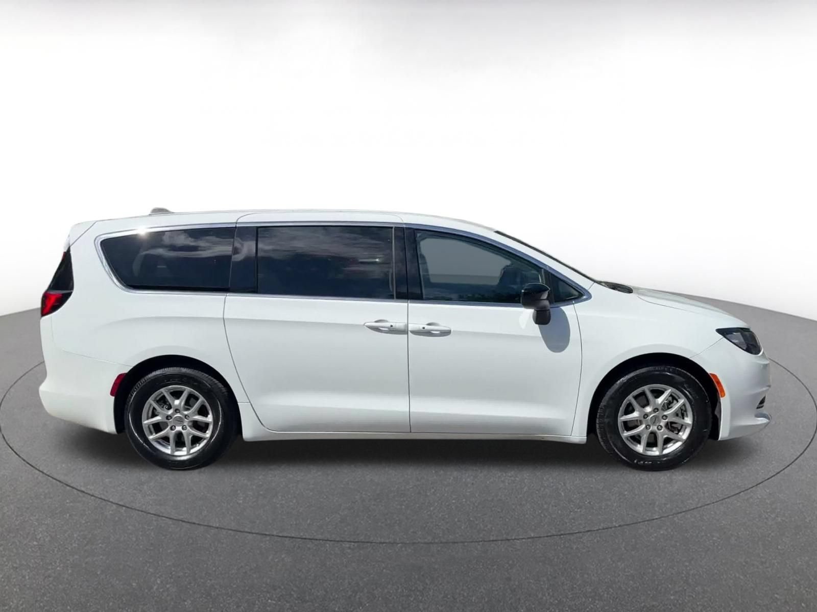 Used 2024 Chrysler Voyager LX FWD image 15