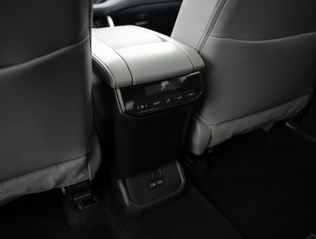 Used 2024 Toyota Highlander XLE FWD image 25