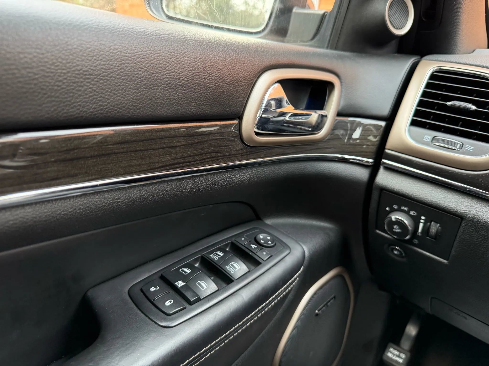 Used 2015 Jeep Grand Cherokee Overland w/ Advanced Technology Group image 26