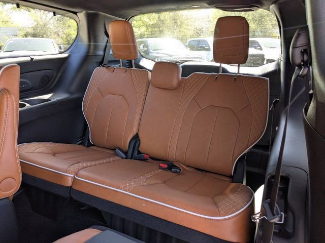 New 2026 Chrysler Pacifica Pinnacle FWD image 15