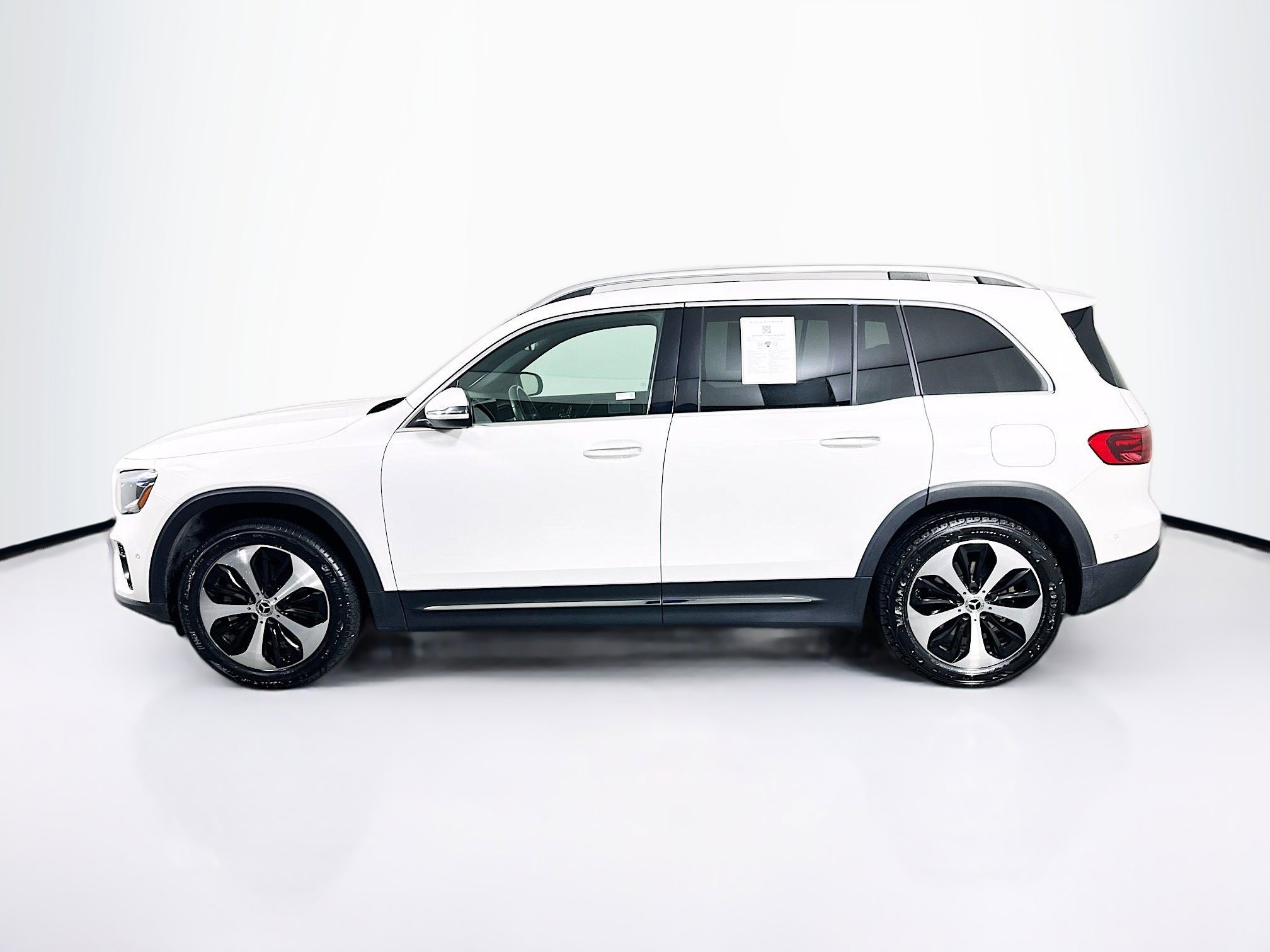 Used 2025 Mercedes-Benz GLB 250 4MATIC image 4