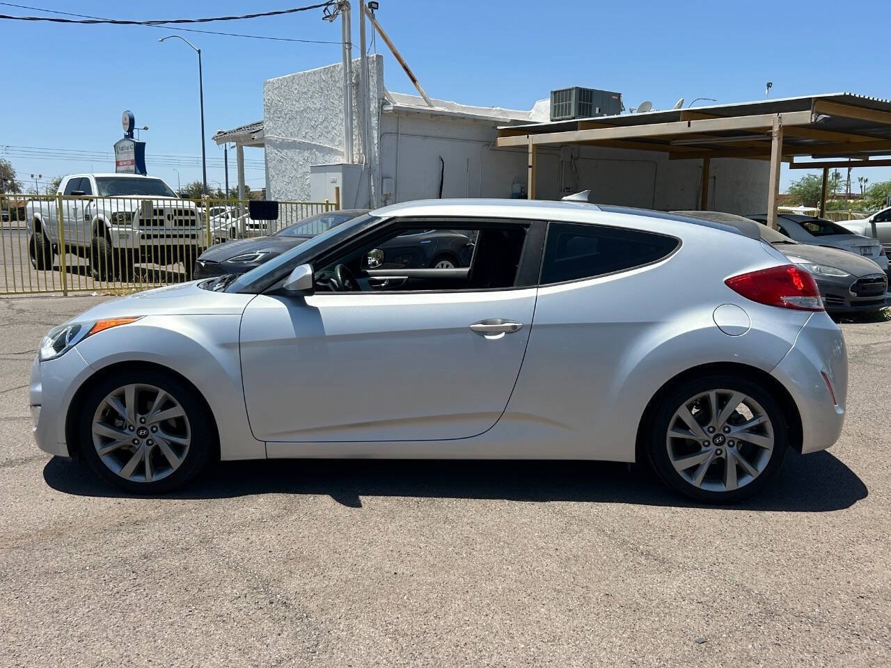 Used 2017 Hyundai Veloster FWD image 6