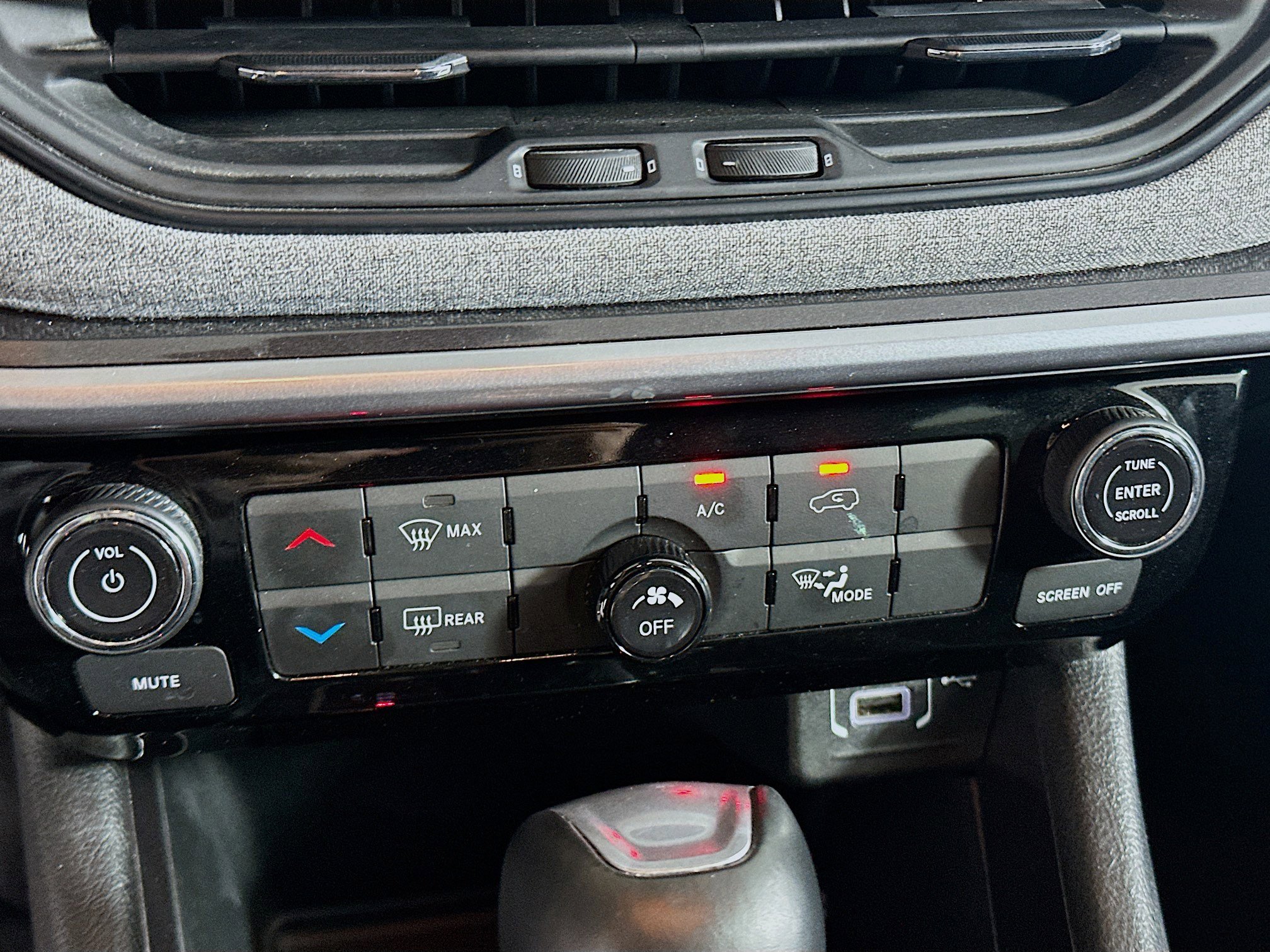 Used 2025 Jeep Compass Latitude image 23