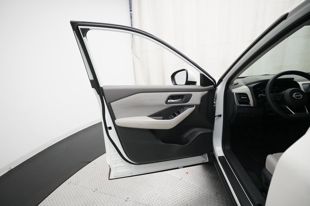 Used 2023 Nissan Rogue SV image 27