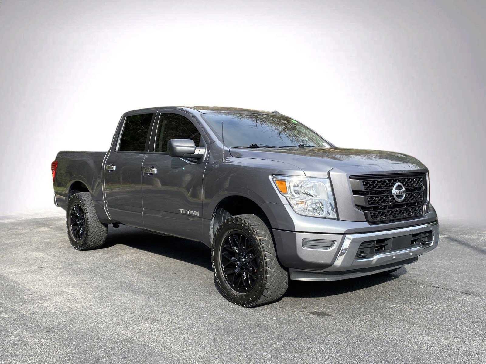 Used 2021 Nissan Titan SV AWD/4WD image 2