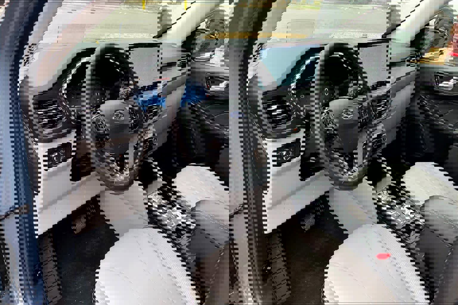 Certified 2025 Ford Escape SE w/ PHEV Premium Package image 18