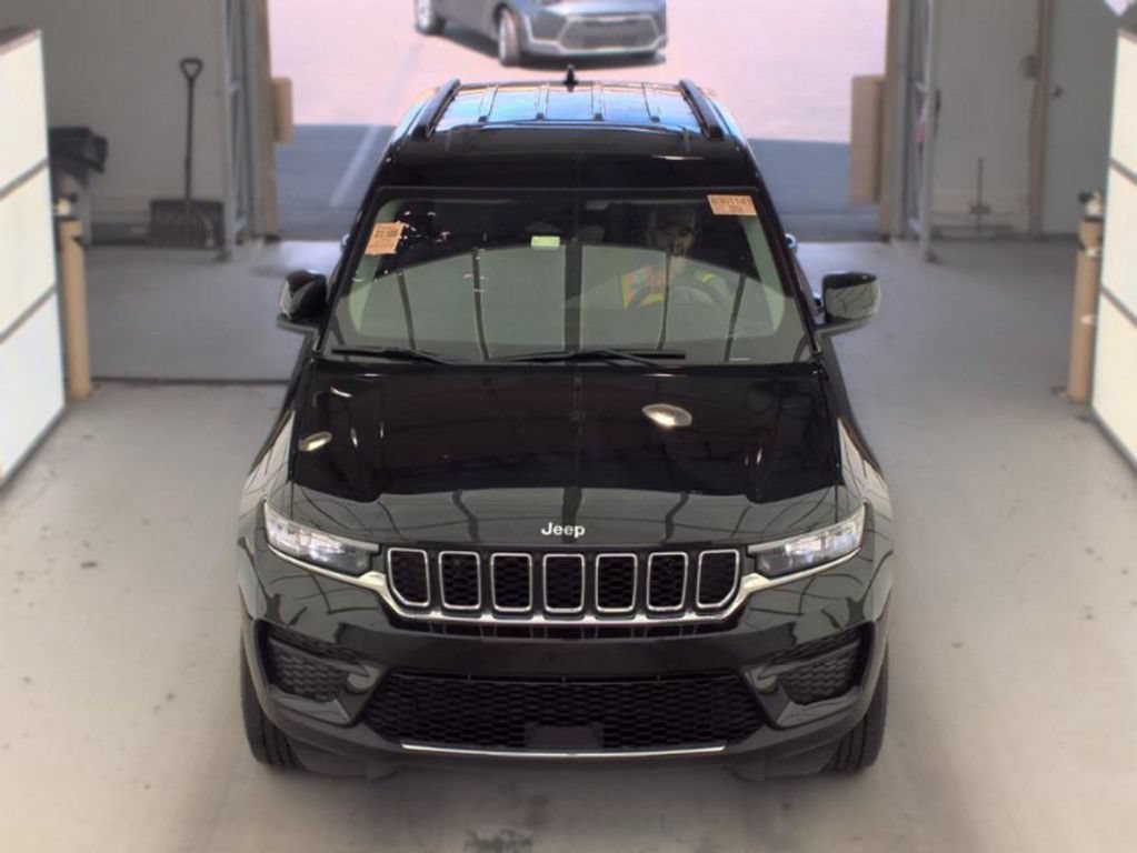 Used 2023 Jeep Grand Cherokee Laredo w/ Luxury Tech Group I AWD/4WD image 3