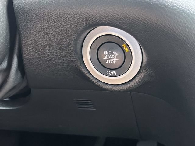 Used 2025 Chrysler Pacifica Select FWD image 32