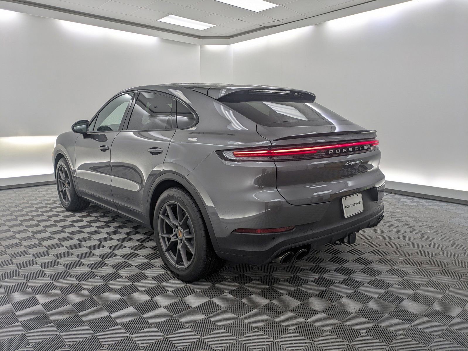 Used 2025 Porsche Cayenne S image 3