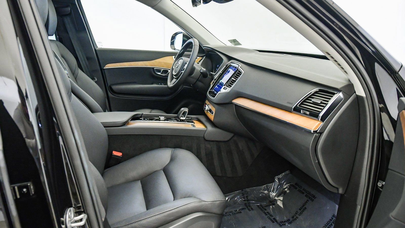 Certified 2025 Volvo XC90 B6 Ultra image 15