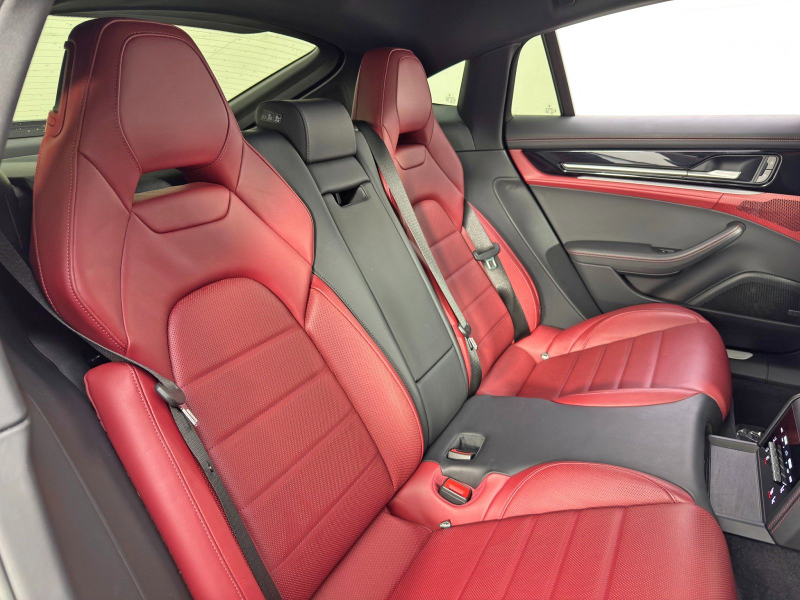 Used 2024 Porsche Panamera image 43