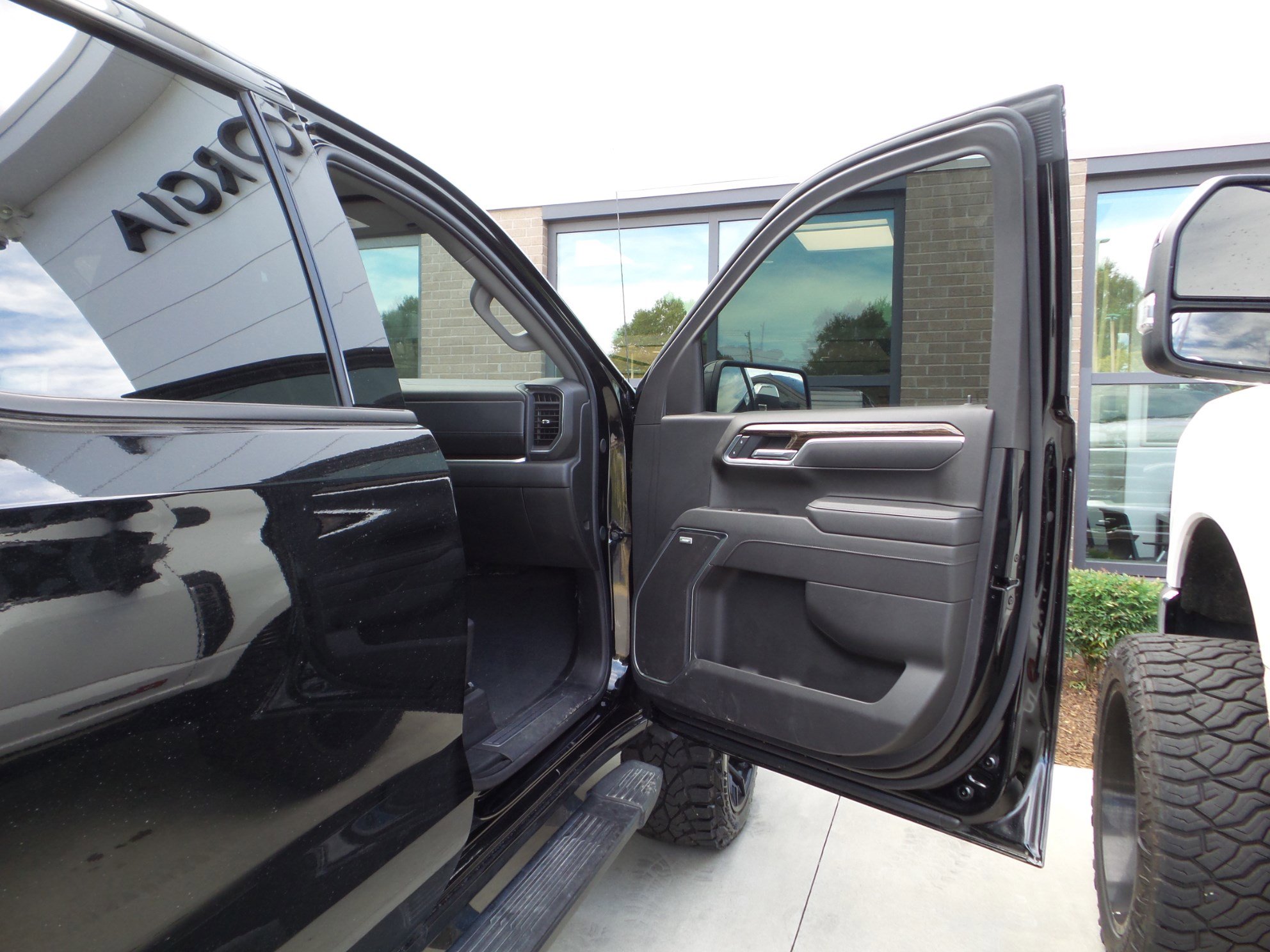 Used 2025 GMC Sierra 1500 Elevation w/ Elevation Premium Package image 41