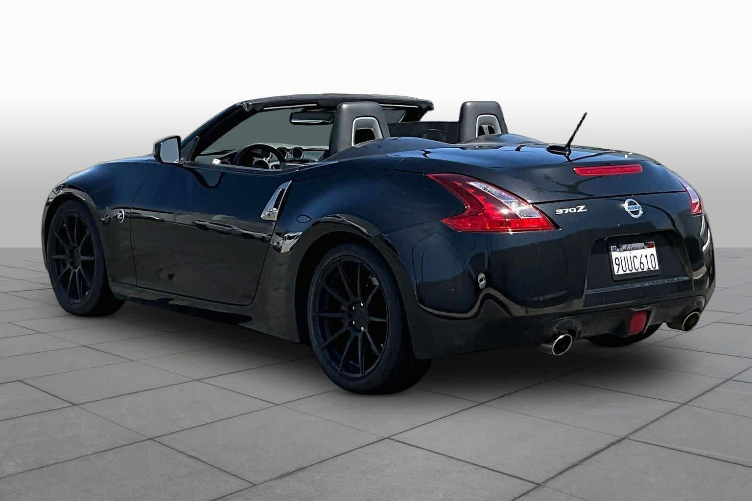 Used 2018 Nissan 370Z Touring Sport RWD image 11