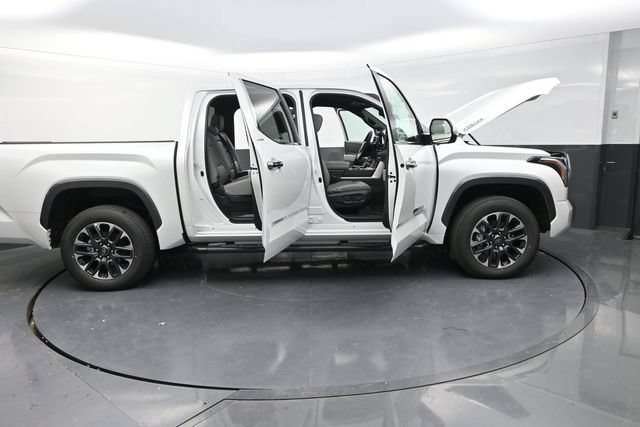 Used 2025 Toyota Tundra Limited AWD/4WD image 37
