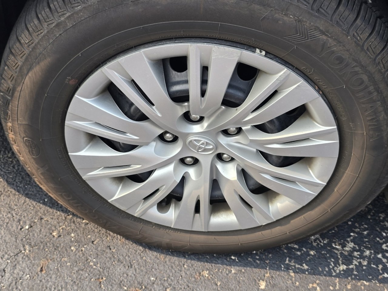Used 2014 Toyota Camry LE FWD image 24