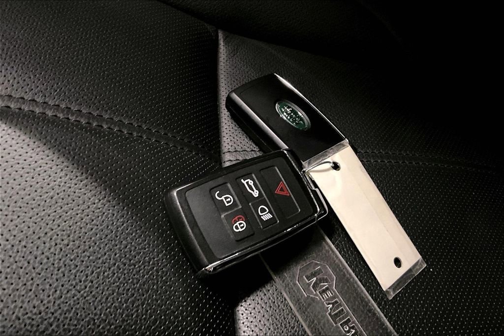 Certified 2023 Land Rover Range Rover Evoque R-Dynamic S image 33