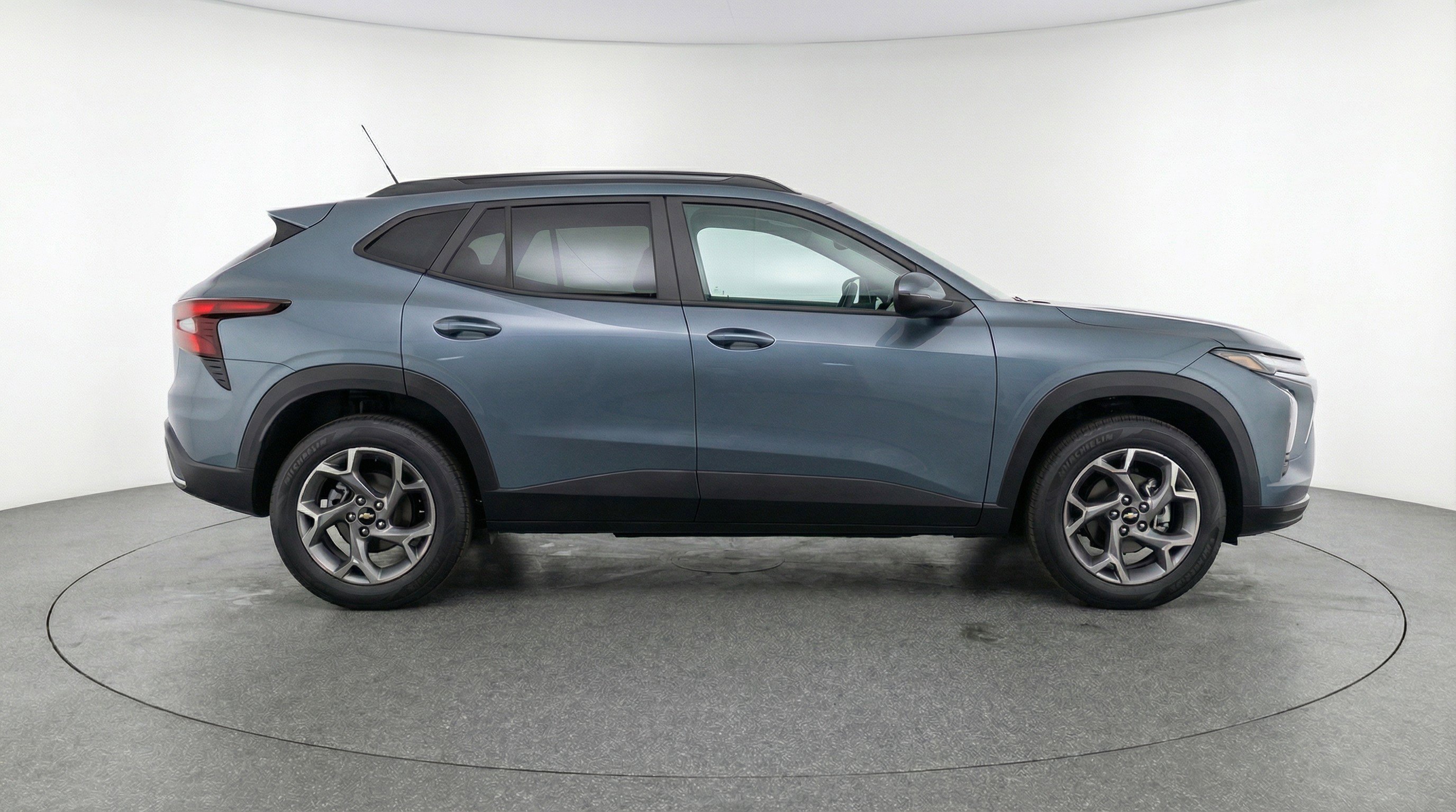 Used 2025 Chevrolet Trax LT w/ LT Convenience Package image 11