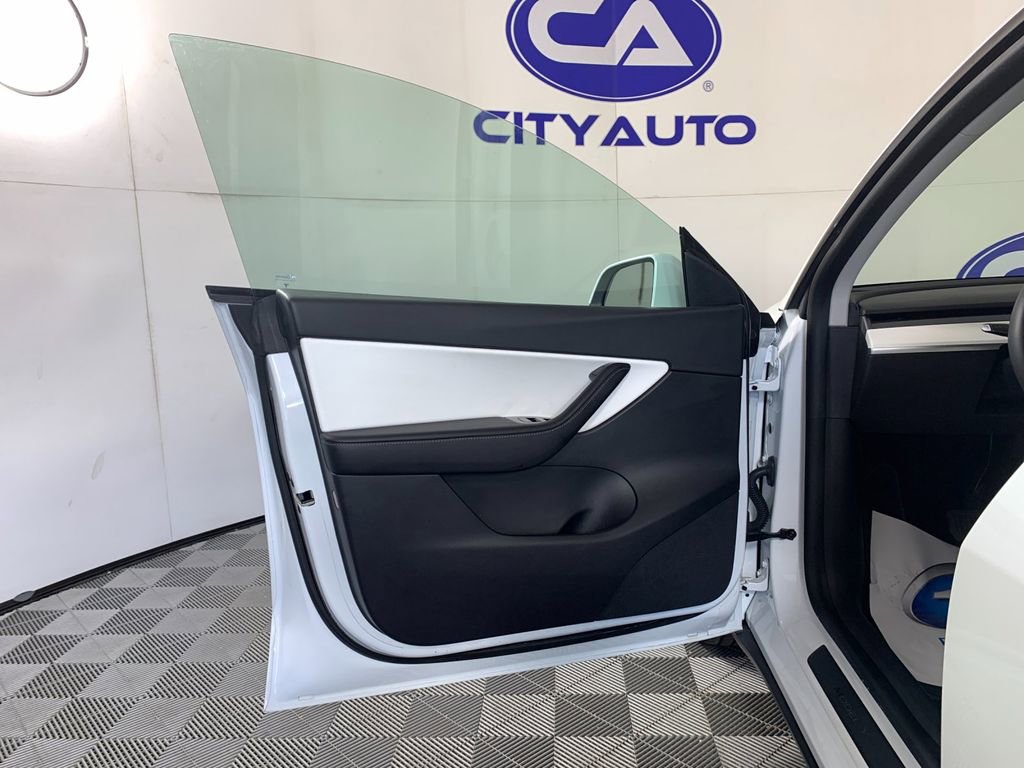 Used 2020 Tesla Model Y Long Range image 14