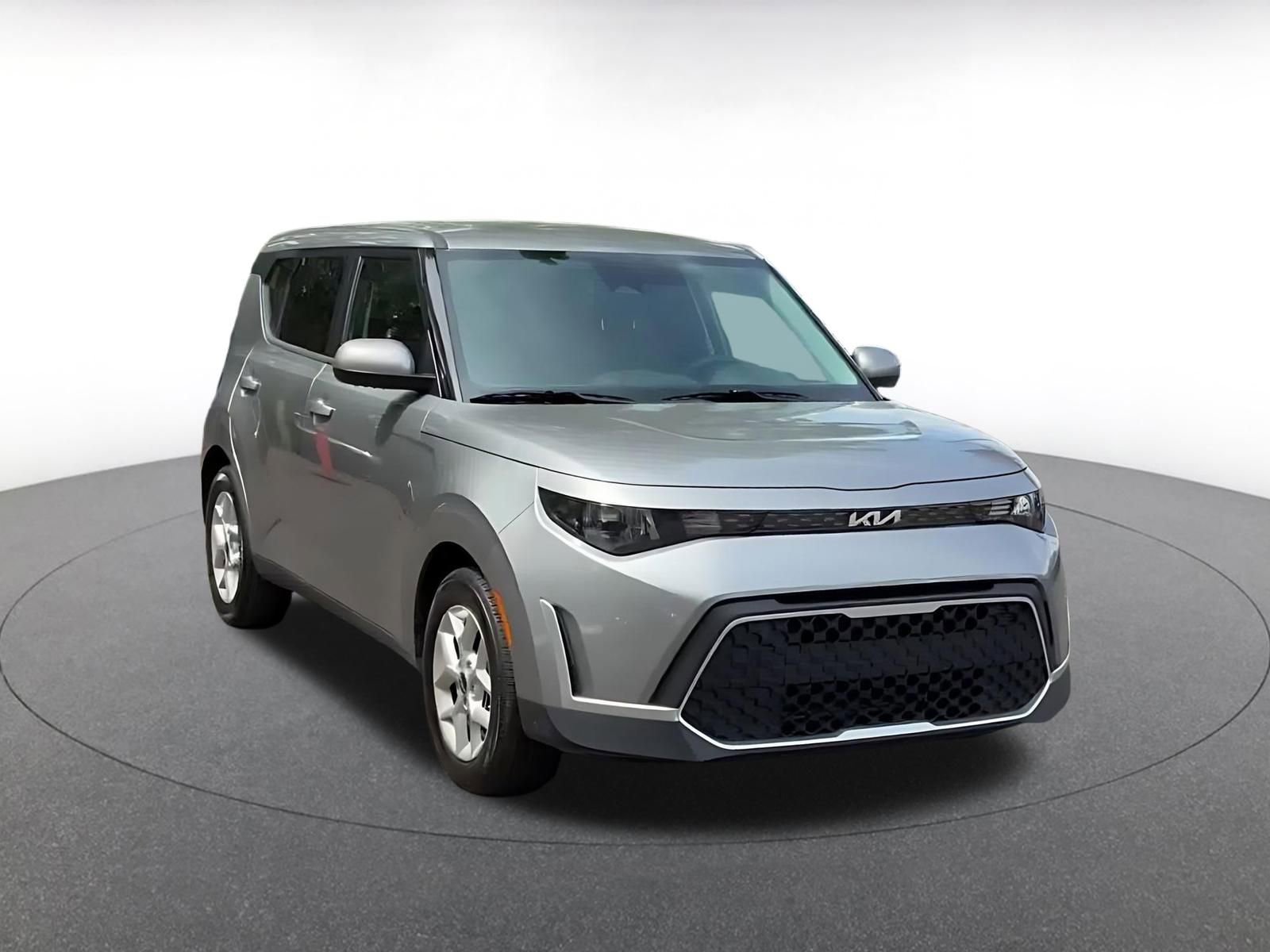 Used 2025 Kia Soul LX w/ LX Technology Package image 3