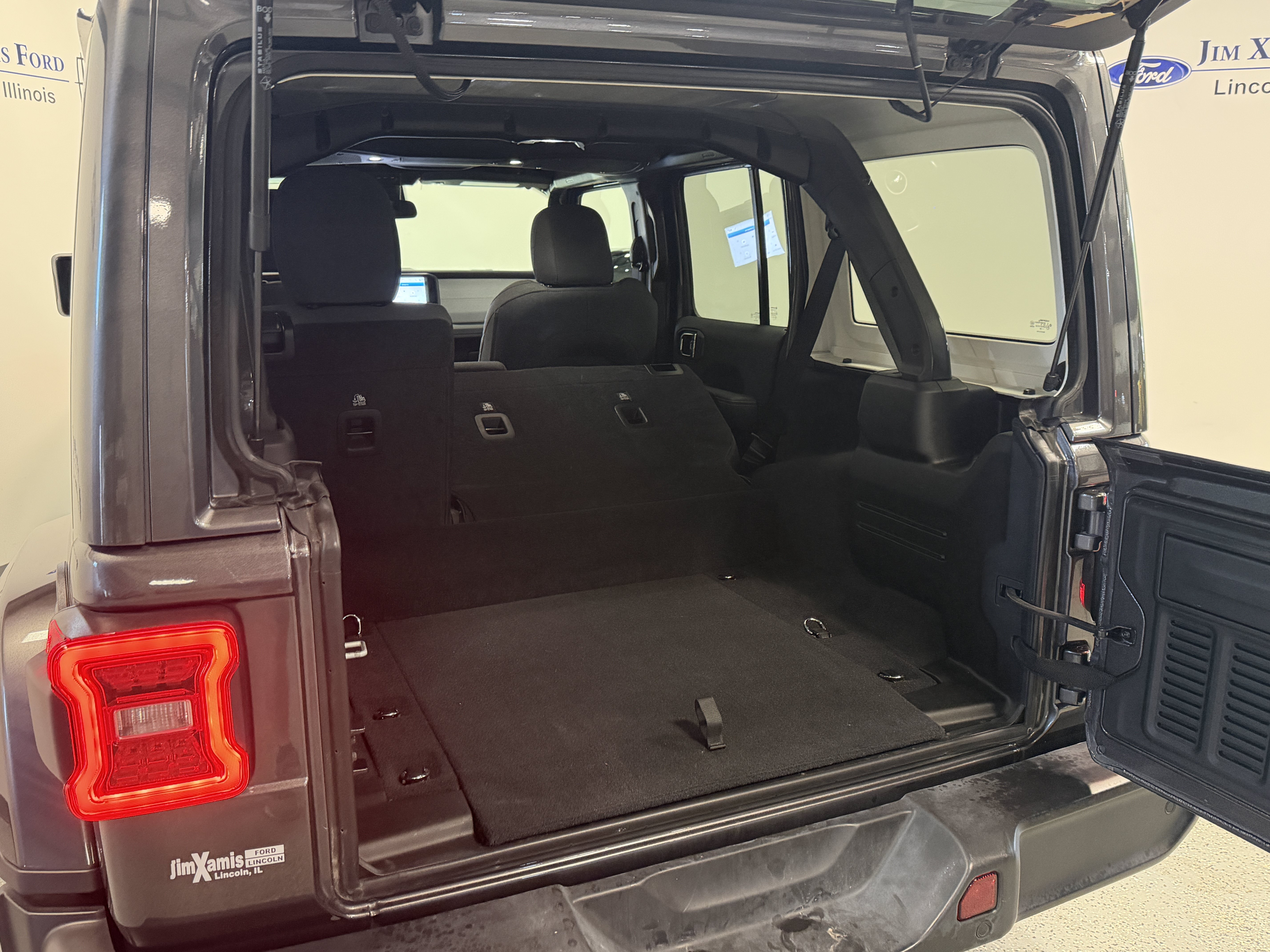 Used 2025 Jeep Wrangler Unlimited Sahara w/ Safety Group AWD/4WD image 24