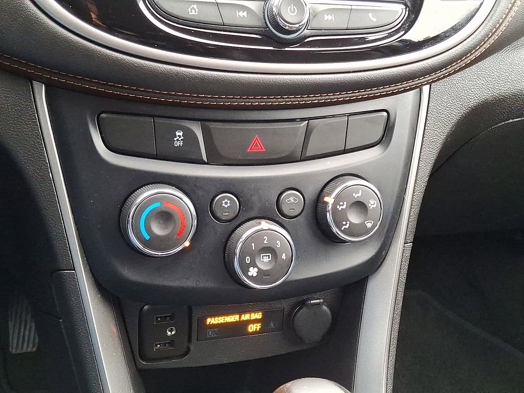 Used 2020 Chevrolet Trax LT w/ LT Convenience Package image 17