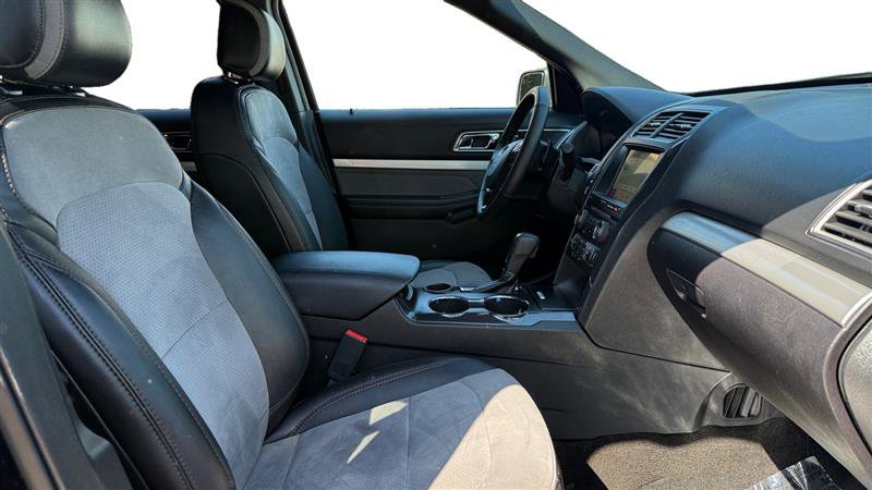 Used 2017 Ford Explorer XLT w/ Equipment Group 202A FWD image 17