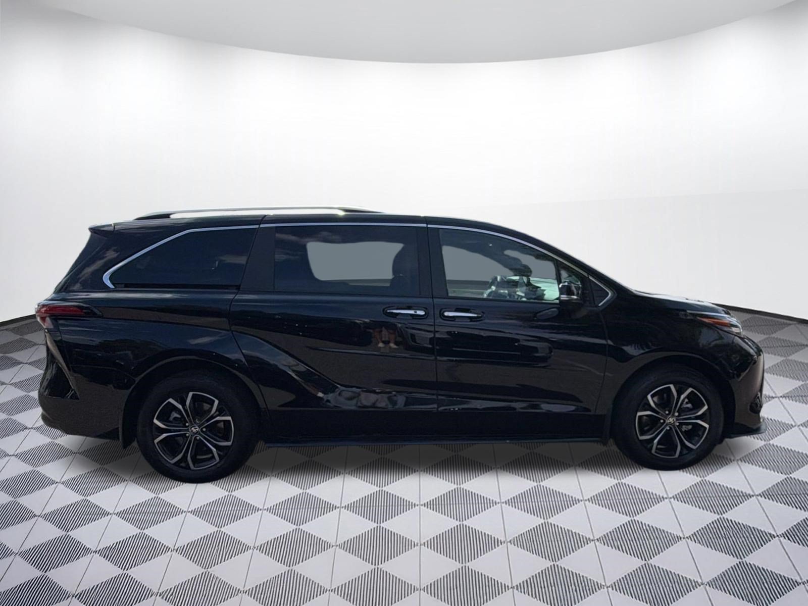 Used 2025 Toyota Sienna Platinum AWD/4WD image 8