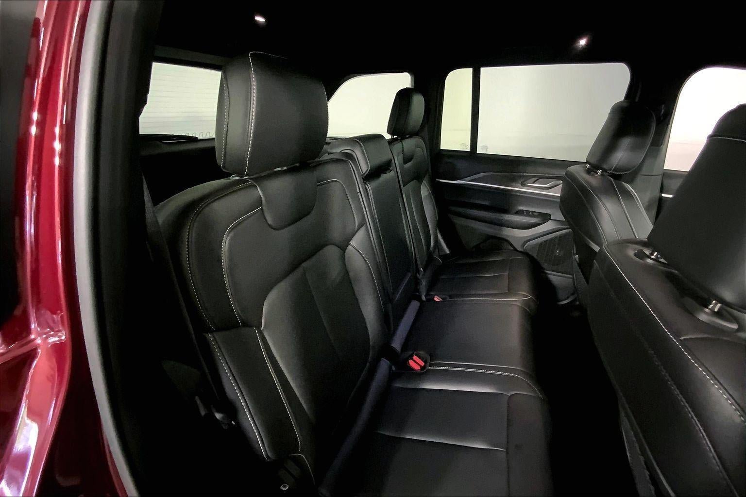 Used 2025 Jeep Grand Cherokee Limited AWD/4WD image 23