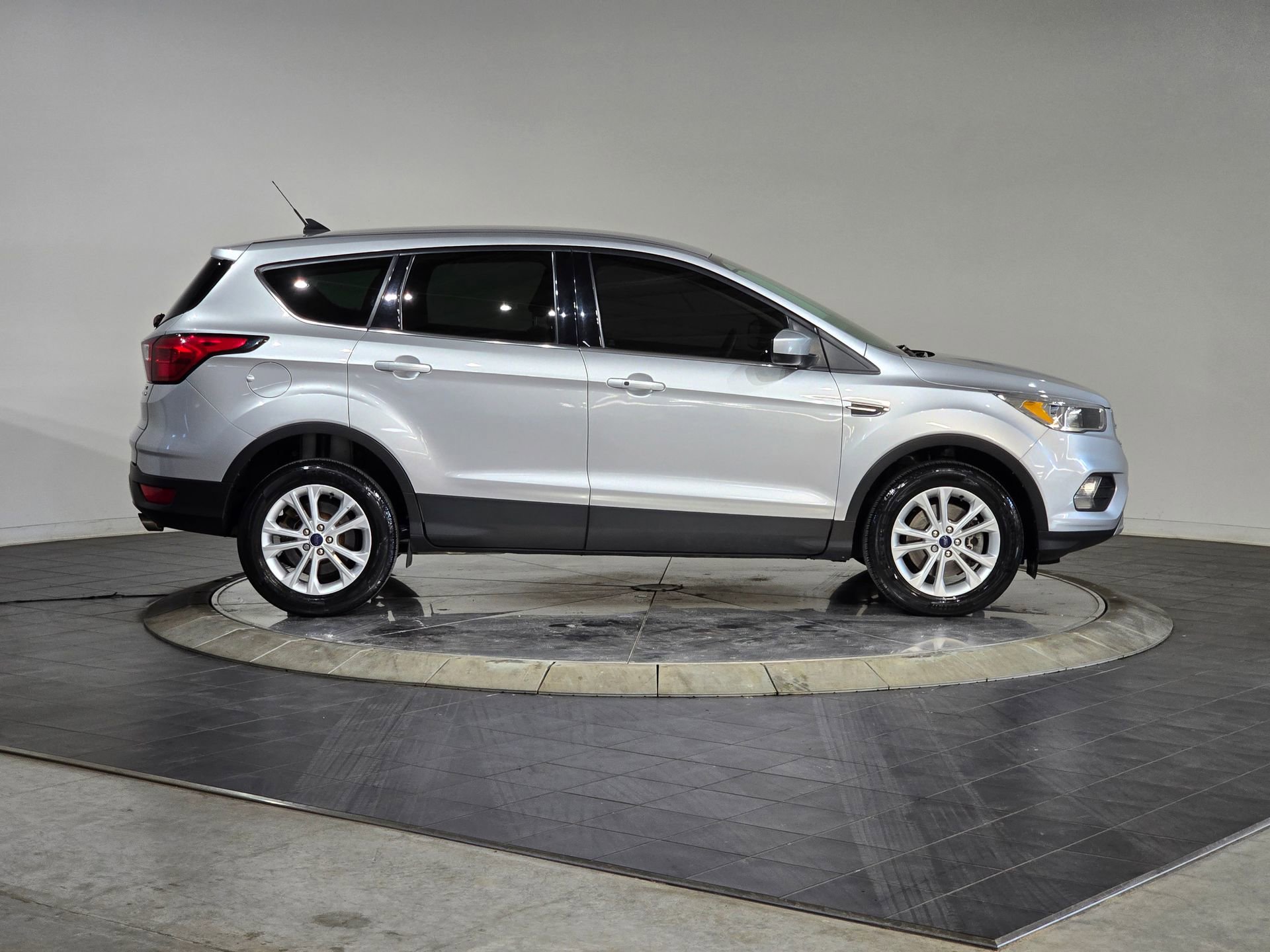 Used 2019 Ford Escape SE image 11