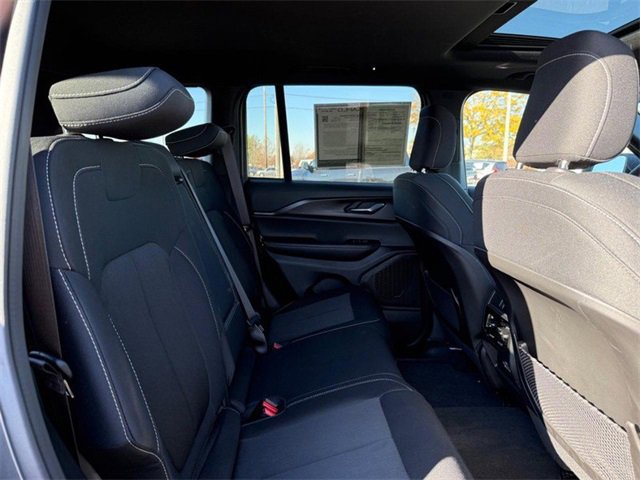 Used 2025 Jeep Grand Cherokee Laredo X image 10